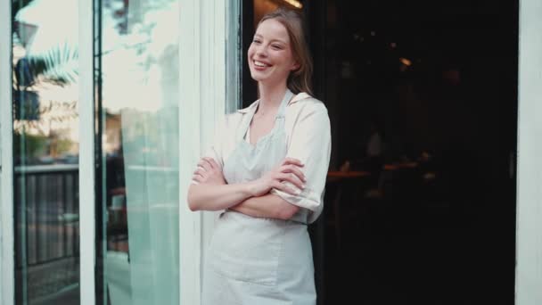 Smiling Blonde Woman Waitress Waving Hand Cafe Outdoors — Stock Video