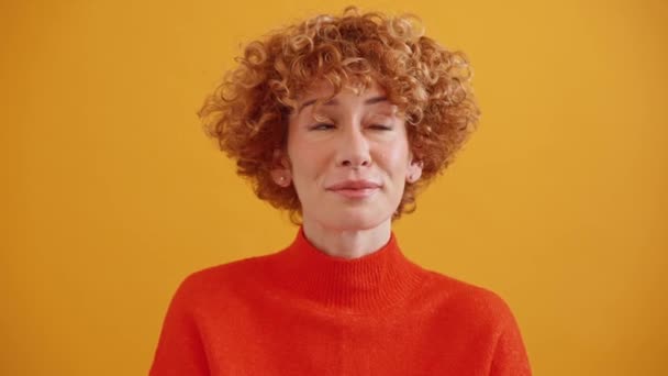 Kıvırcık Saçlı Kızıl Saçlı Kadın Sarı Stüdyodaki Kameraya Şşşş Hareketi — Stok video