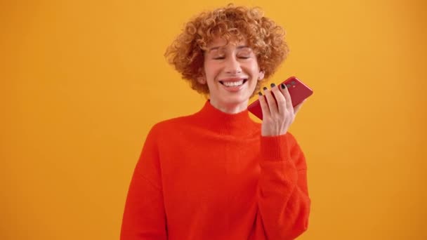 Riendo Rizado Pelirroja Adulta Mujer Grabando Mensaje Voz Teléfono Estudio — Vídeo de stock