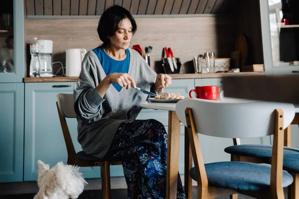 Wanita Kulit Putih Dewasa Sarapan Sambil Duduk Meja Dapur Rumah — Stok Foto