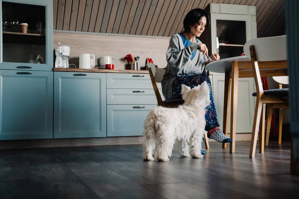 Wanita Kulit Putih Dewasa Sarapan Sambil Duduk Meja Dapur Rumah — Stok Foto