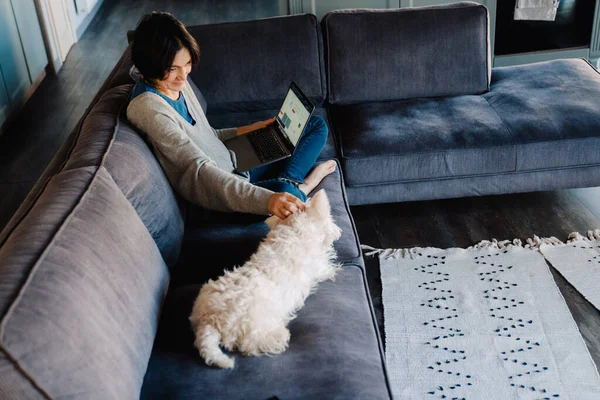 White Mature Woman Using Laptop While Petting Her Dog Couch — Stock Photo, Image