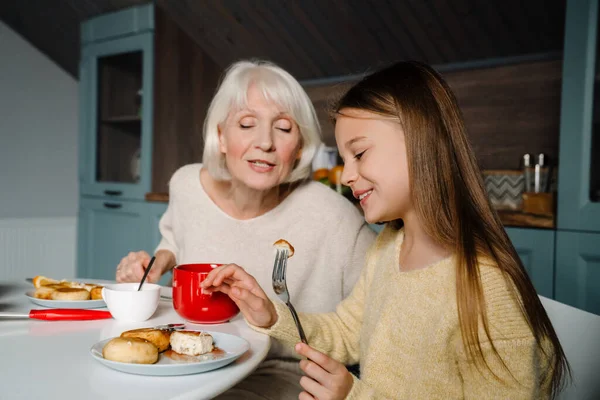 Šťastná Babička Vnučka Spolu Snídají Kuchyni Doma — Stock fotografie