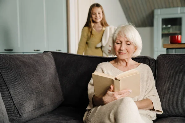 Grey Starší Žena Čtení Knihy Zatímco Tráví Čas Svou Vnučkou — Stock fotografie