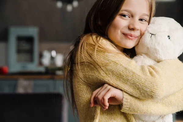 Beyaz Kız Evde Oyuncak Tavşanıyla Dikilirken Gülümsüyor — Stok fotoğraf