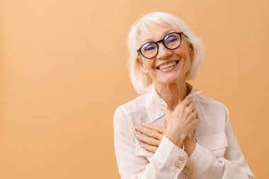 Güzel, gülümseyen, kollarını kavuşturmuş, kahverengi, izole bir geçmişi olan son sınıf öğrencisi bir kadın.