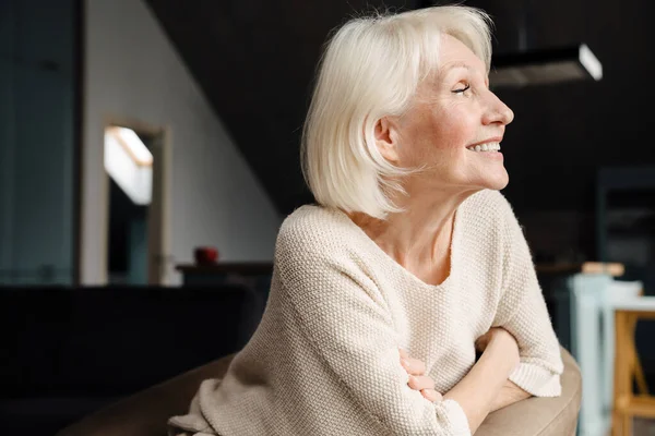 Bílá Starší Žena Usmívá Dívá Stranou Zatímco Sedí Křesle Doma — Stock fotografie