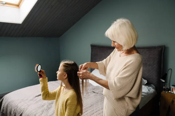 Mulher Madura Branca Fazendo Penteado Neta Casa — Fotografia de Stock