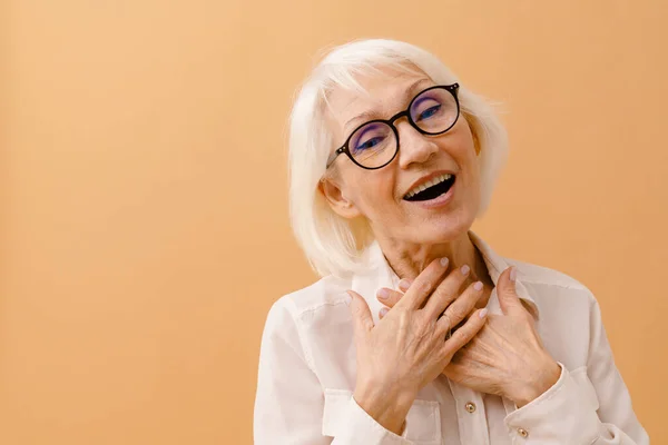 Vacker Senior Kvinna Med Vikta Armar Bröstet Och Öppnade Munnen — Stockfoto