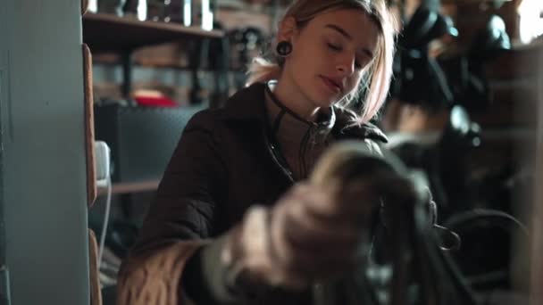 安定した中で手袋のねじれ乗馬鞭を身に着けているハンサムな女性ライダー — ストック動画