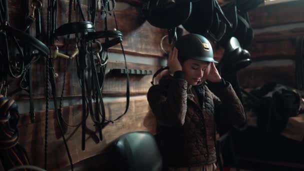 骑在马厩里头戴安全帽的自信女子骑手 — 图库视频影像