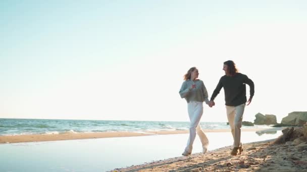 Uśmiechnięta Para Biegająca Wzdłuż Plaży Nad Morzem — Wideo stockowe
