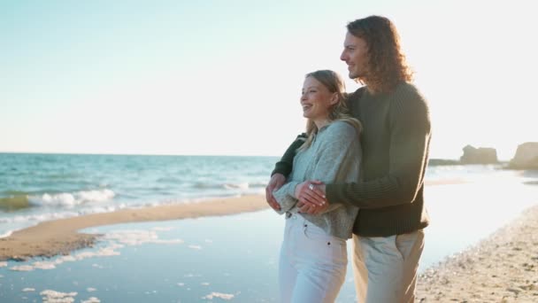 Frumos Cuplu Îmbrățișare Vorbesc Apropierea Plajei Mare — Videoclip de stoc