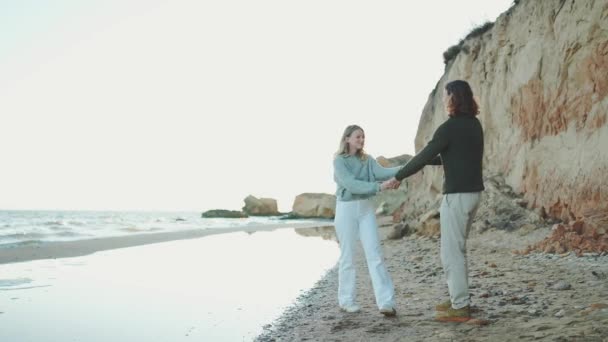 Charmant Couple Tenant Main Dansant Valse Sur Plage Bord Mer — Video