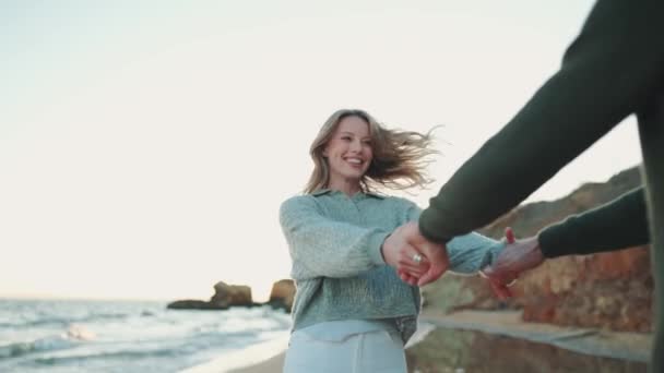 Θετικό Ζευγάρι Που Κρατιέται Χέρι Χέρι Και Αγκαλιάζεται Στην Παραλία — Αρχείο Βίντεο