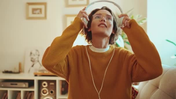 Όμορφη Γυναίκα Που Φοράει Γυαλιά Ακούγοντας Μουσική Στα Ακουστικά Και — Αρχείο Βίντεο