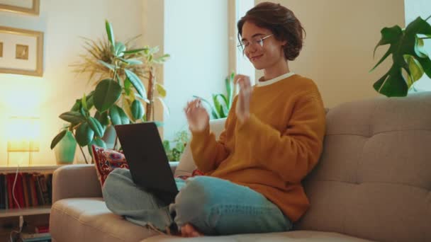Glad Brunett Kvinna Bär Glasögon Arbetar Laptop Soffan Hemma — Stockvideo
