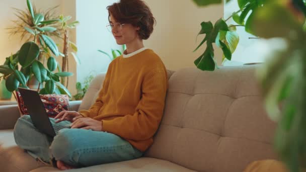 Piękna Brunetka Kobieta Okularach Pracuje Laptopie Kanapie Domu — Wideo stockowe