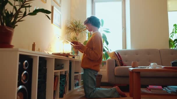Selbstbewusste Brünette Frau Mit Brille Legt Hause Eine Schallplatte Auf — Stockvideo