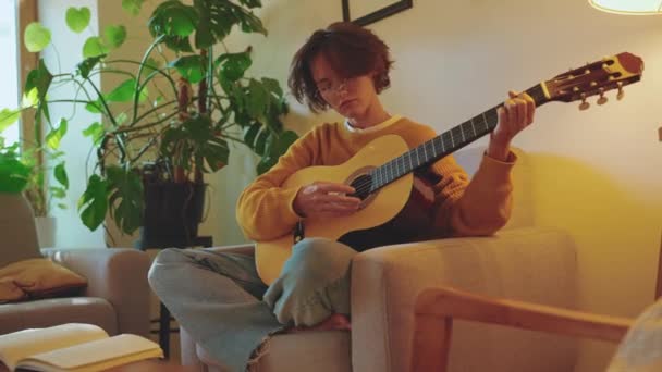 Mulher Morena Focada Óculos Tocando Guitarra Sofá Casa — Vídeo de Stock