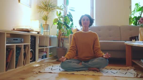 Entspannte Brünette Frau Macht Yoga Meditation Mit Geschlossenen Augen Auf — Stockvideo