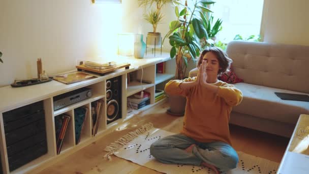 Mujer Morena Positiva Haciendo Meditación Yoga Con Los Ojos Cerrados — Vídeos de Stock