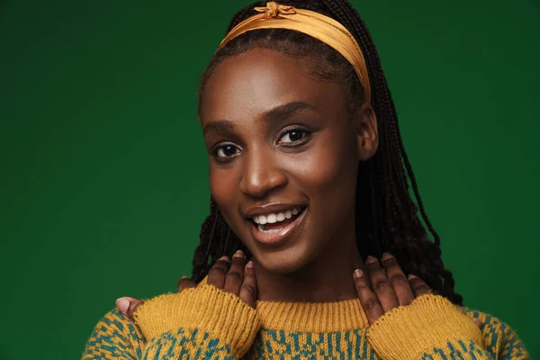 Молода Чорна Жінка Афро Косичками Посміхається Дивиться Камеру Ізольовано Зеленому — стокове фото