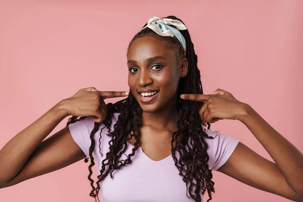 Молода Чорна Жінка Носить Пов Язку Вказуючи Пальці Посмішку Ізольовані — стокове фото