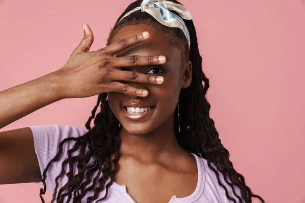 Молода Чорна Жінка Голові Посміхається Закриває Очі Ізольовано Над Рожевою — стокове фото