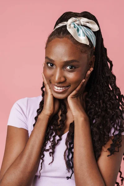 Молода Чорна Жінка Афро Косичками Посміхається Дивиться Камеру Ізольовано Рожевому — стокове фото
