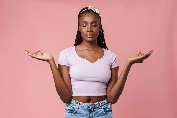 Fiatal Fekete Afro Copfos Meditáló Gesztikuláló Elszigetelt Rózsaszín Háttér — Stock Fotó