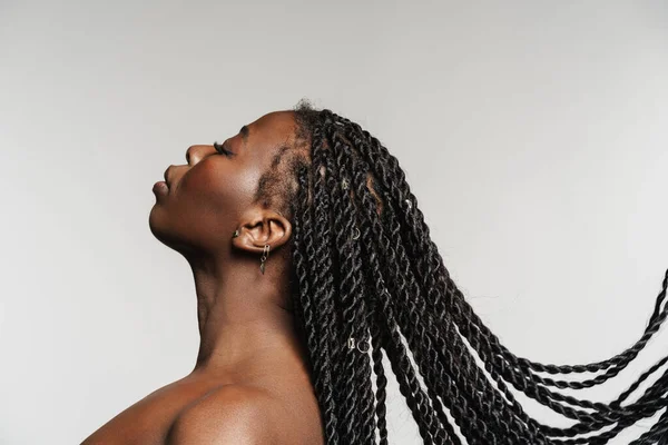 Shirtlose Schwarze Frau Mit Afro Zöpfen Posiert Isoliert Vor Grauem — Stockfoto