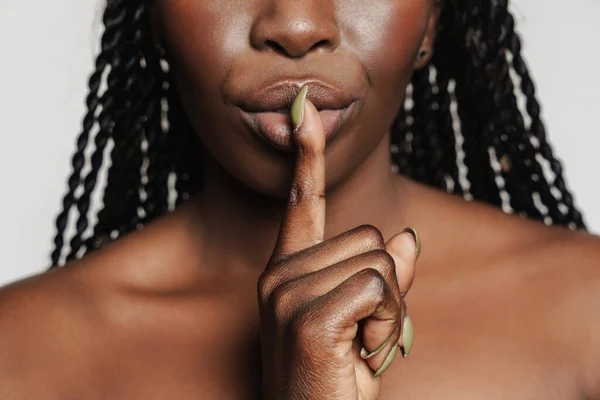 Shirtless Μαύρη Γυναίκα Αφρο Κοτσίδες Δείχνει Χειρονομία Σιωπής Απομονώνονται Λευκό — Φωτογραφία Αρχείου