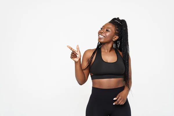 Joven Mujer Negra Sonriendo Señalando Con Dedo Lado Aislado Sobre — Foto de Stock
