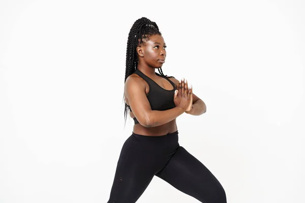 Jeune Femme Noire Debout Dans Pose Pendant Pratique Yoga Isolé — Photo