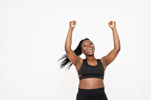 Joven Mujer Negra Gritando Mientras Hace Gesto Ganador Aislado Sobre — Foto de Stock