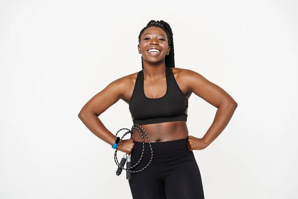 Joven Deportista Negra Sonriendo Mientras Posa Con Una Cuerda Salto — Foto de Stock