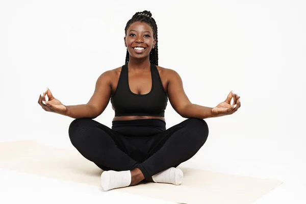 Joven Deportista Negra Meditando Durante Práctica Yoga Aislada Sobre Fondo — Foto de Stock