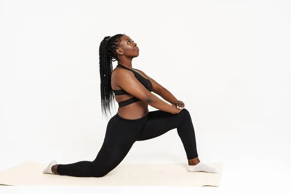 Mujer Joven Negra Pie Pose Durante Práctica Yoga Aislada Sobre — Foto de Stock