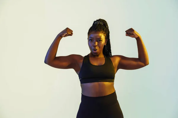 Joven Deportista Negra Mostrando Sus Bíceps Cámara Aislada Sobre Fondo — Foto de Stock