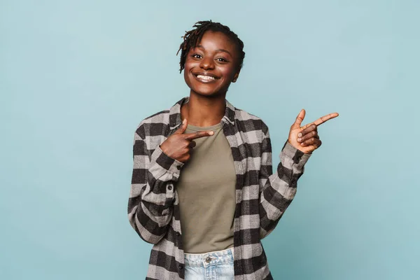 Afroamerykanka Młoda Kobieta Ubrana Koszulę Kratę Uśmiecha Się Gestykuluje Przestrzeni — Zdjęcie stockowe