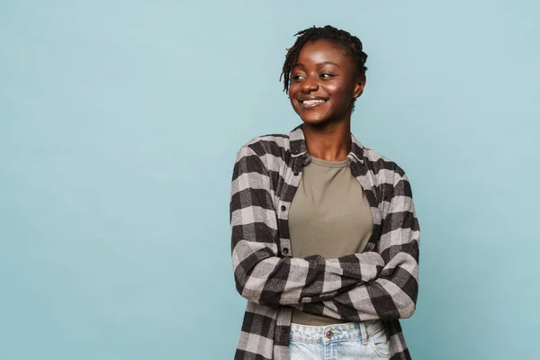Afroamerykanka Młoda Kobieta Ubrana Koszulę Kratę Uśmiechnięta Stojąca Ramionami Złożonymi — Zdjęcie stockowe