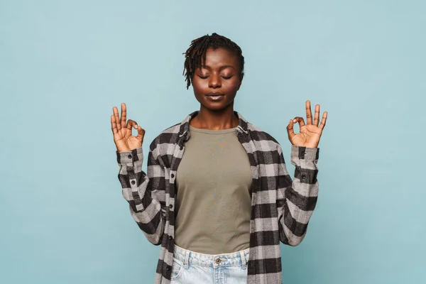 Afričanky Americká Mladá Žena Sobě Kostkované Košile Relaxační Gestikulující Mudra — Stock fotografie