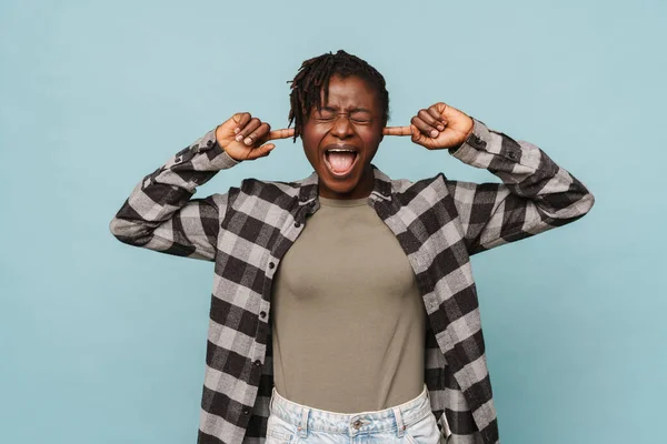 Африканський Американець Засмучений Жінка Кричить Смикає Вуха Ізольовані Синьому Фоні — стокове фото