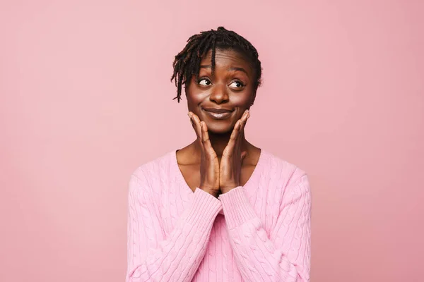 Czarna Młoda Kobieta Dredami Uśmiechnięta Patrząca Odizolowane Różowym Tle — Zdjęcie stockowe