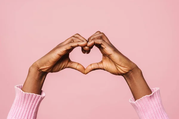Mujer Joven Negro Mostrando Gesto Del Corazón Cámara Aislado Sobre —  Fotos de Stock