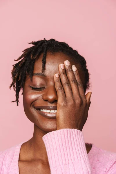 Czarna Młoda Kobieta Dredami Uśmiechnięta Zakrywająca Oczy Różowym Tle — Zdjęcie stockowe