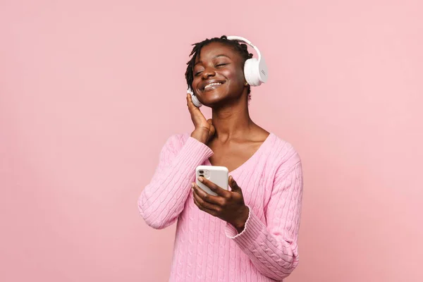 Mujer Joven Negro Escuchando Música Mientras Utiliza Teléfono Móvil Aislado —  Fotos de Stock