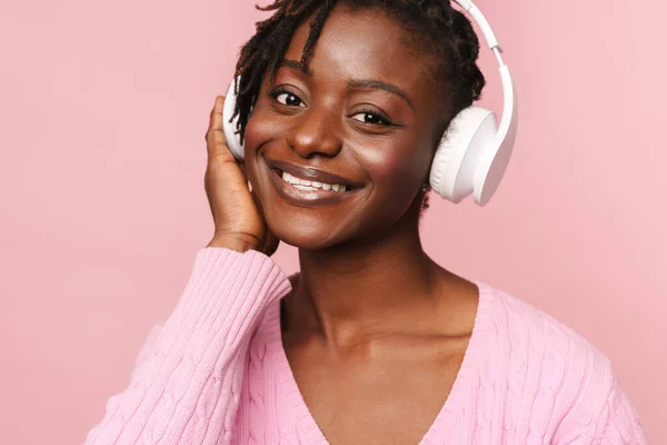 Svart Ung Kvinna Ler Medan Lyssnar Musik Med Hörlurar Isolerade — Stockfoto
