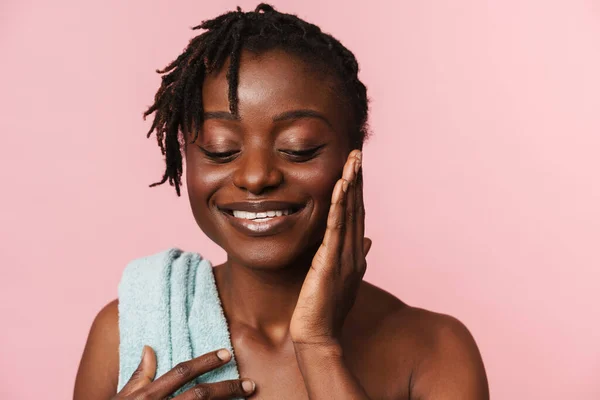 Schwarze Frau Ohne Hemd Mit Handtuch Lächelt Und Berührt Ihre — Stockfoto